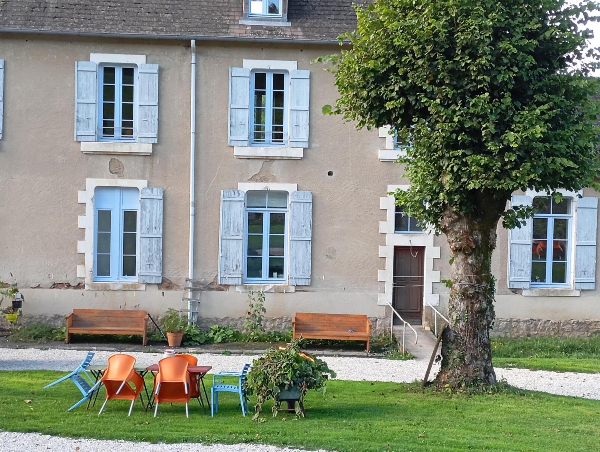 L' Ancienne Ecole Du Morvan Larochemillay Exterior photo